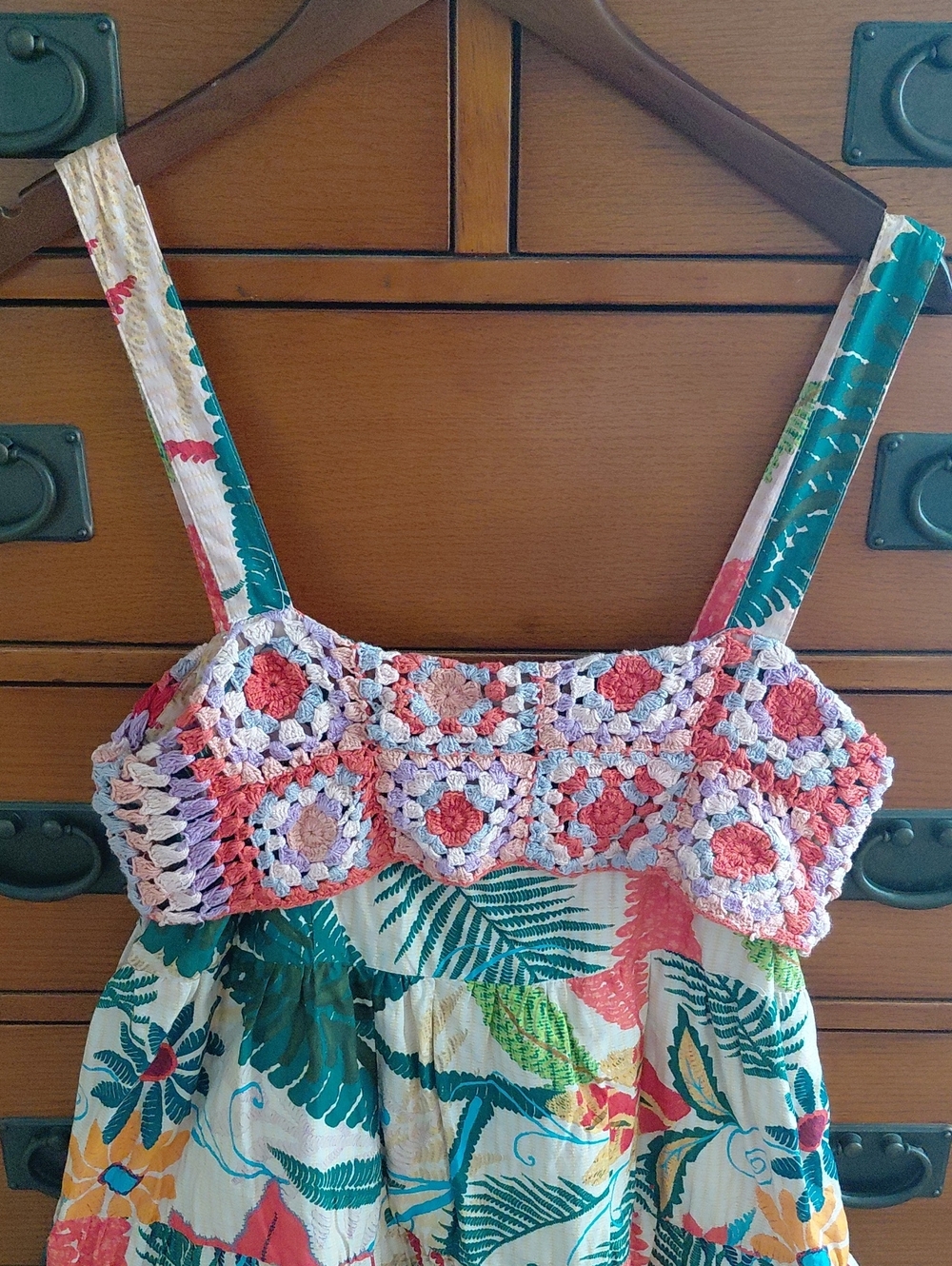 FARM Rio Coral Crochet Bodice Tropical Tiered Midi Dress - Picture 3 of 11
